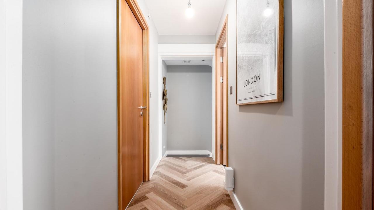 London'S Modern Nuance Apartment - Battersea Екстер'єр фото